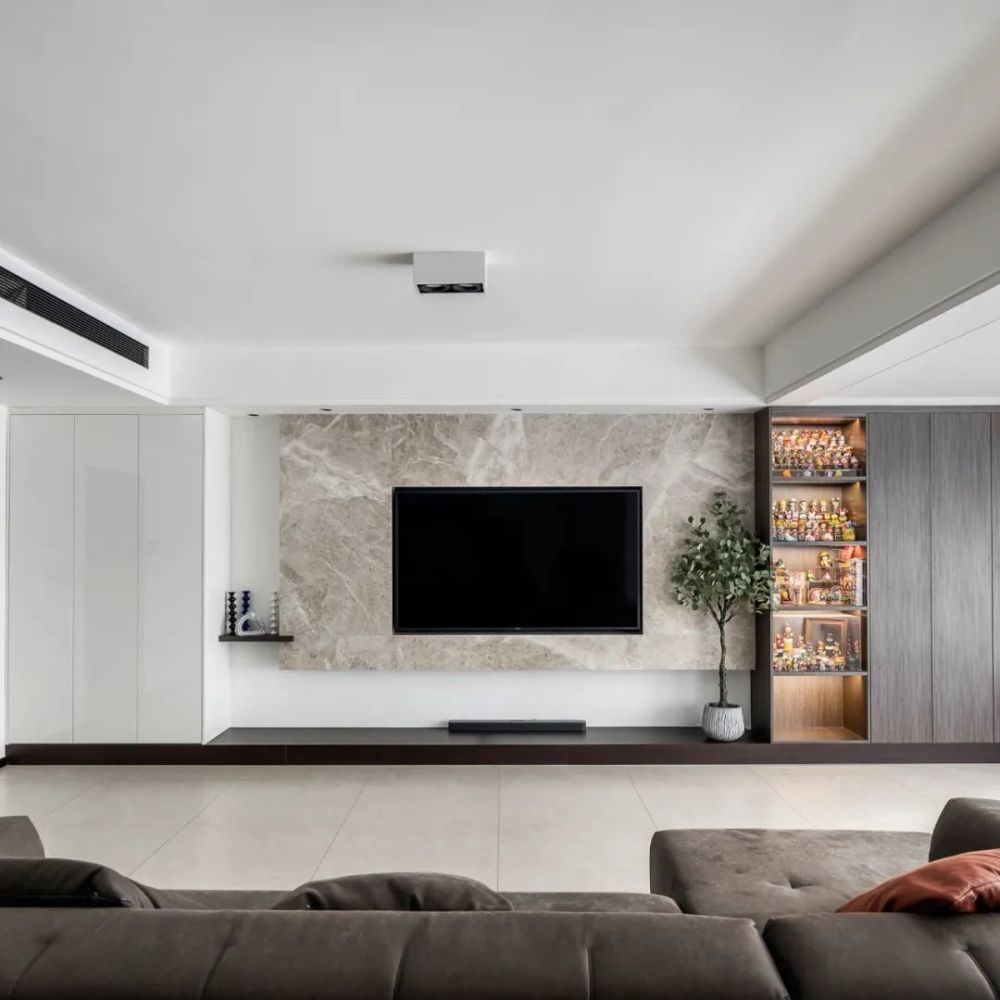 成都140平现代风无主灯设计客厅无茶几给女儿自由伸展的空间