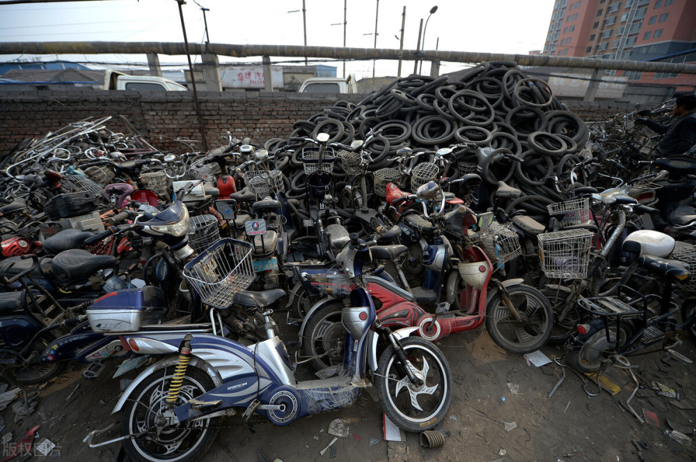 小贩回收旧电动车摩托车,300一辆,赚钱吗?内行:年入10万