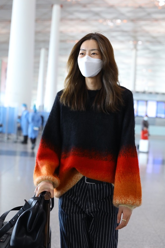 刘雯穿渐变色毛衣化作春日暖阳