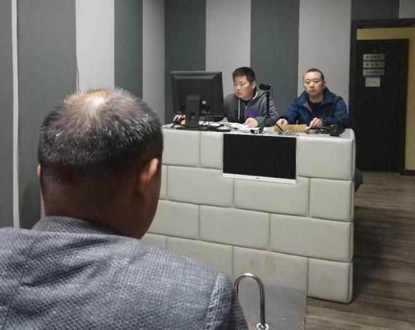 当小美提出和李大刚断绝关系时,李大刚还以向小美家人告发为由威胁