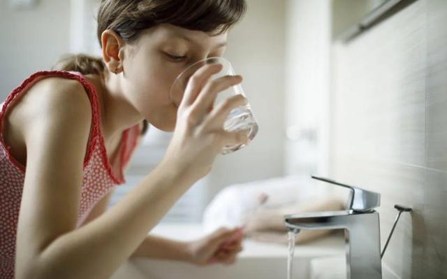 如果在睡前喝水的话,第2天会让整个人非常浮肿的状态,不仅会有眼泡