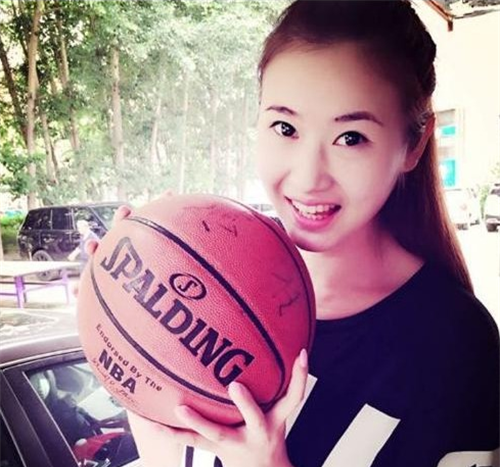 在训练的过程中,梁天云结识了职业篮球运动员张佳迪,张佳迪身高2.