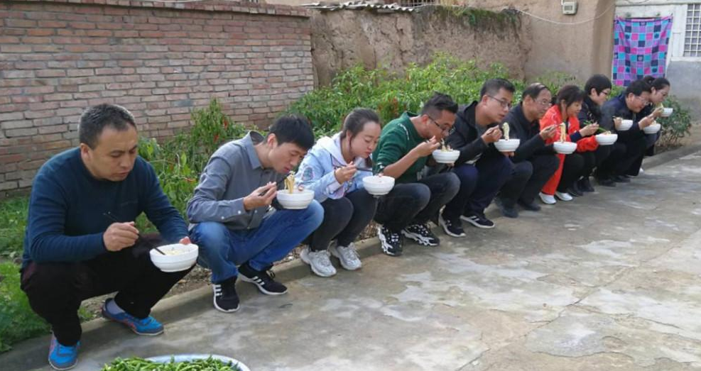 陕西人吃面为什么喜欢蹲着用老碗盛面