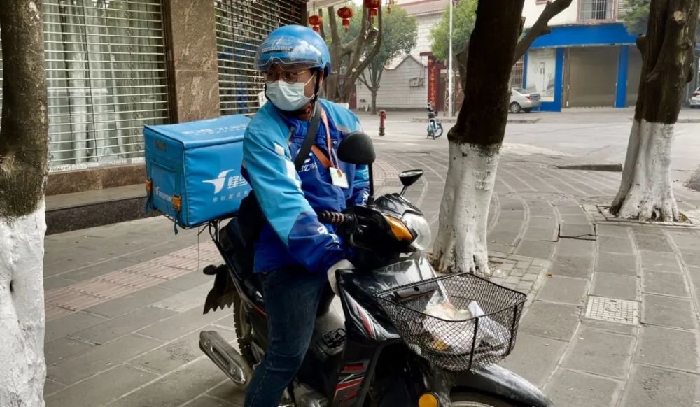 现场直击|"黄蓝骑士"加紧配送 为瑞丽市民送上物资