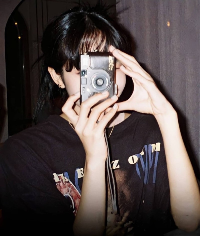 blackpink-lisa 偏爱"相机狂魔"_腾讯新闻