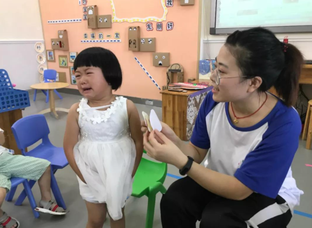 幼兒園園長第一天上學不哭的孩子避不開這3種家庭