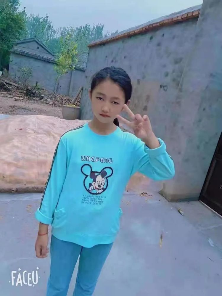 据失踪女孩家人介绍,两名女孩分别名叫雅烨烨,逯聪慧,均为12岁,身高1