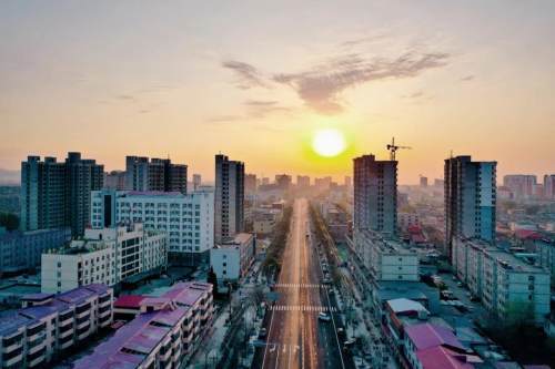 顺平县委,县政府围绕"建筑可观赏,小街可漫步,城市有温度",着力建设