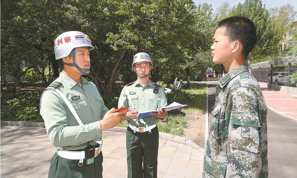 我国有支神秘的部队,士兵对他们又爱又恨,头上还戴着"白头盔"