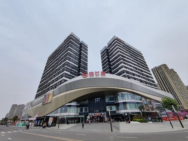 龙湖锦艺城和华盛奥特莱斯成为南龙湖人周末休闲购物的好去处,在那里