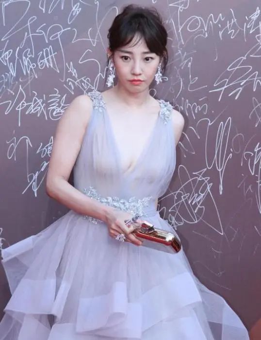 37岁白百何放开玩,与多名男友人打羽毛球,摔倒坐地一脸开心_腾讯新闻