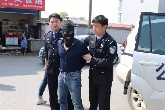 在那天的早上10点,王世杰在家里修理铁锹,突然听到外面吵吵嚷嚷的声音