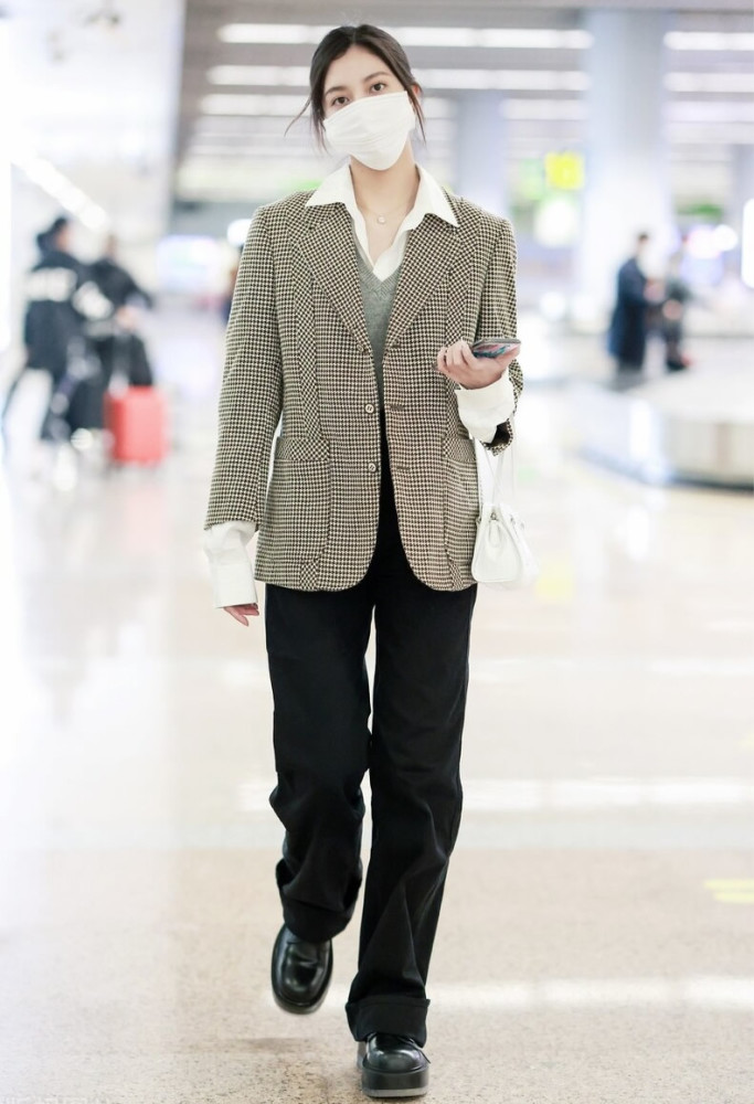 小西装怎么穿搭配牛仔直筒裤不错干练知性又休闲超酷