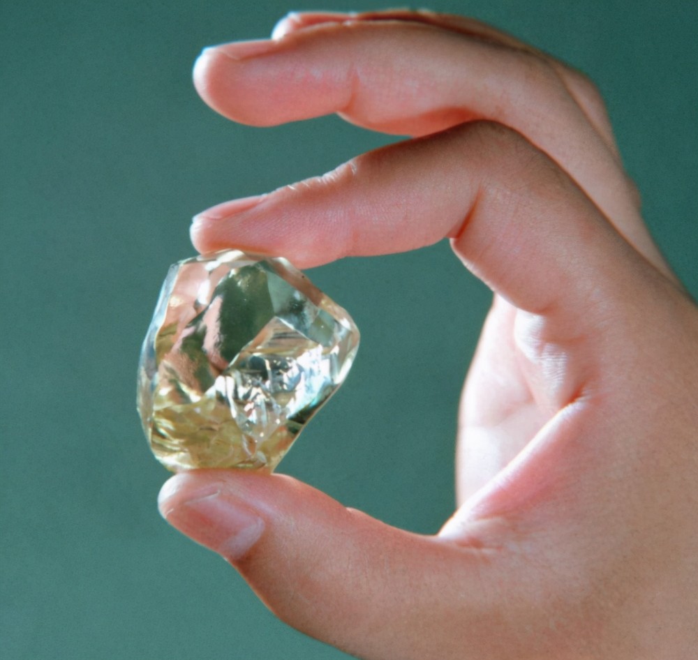 43年前,农村姑娘魏振芳,捡到价值10亿钻石上交国家,今还好吗?