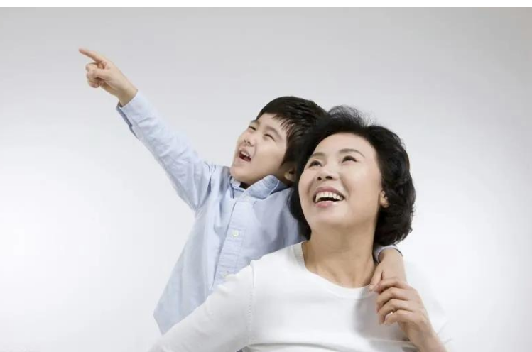 不带孙子和带孙子的婆婆晚年生活差距大吗看看两位大妈怎么说