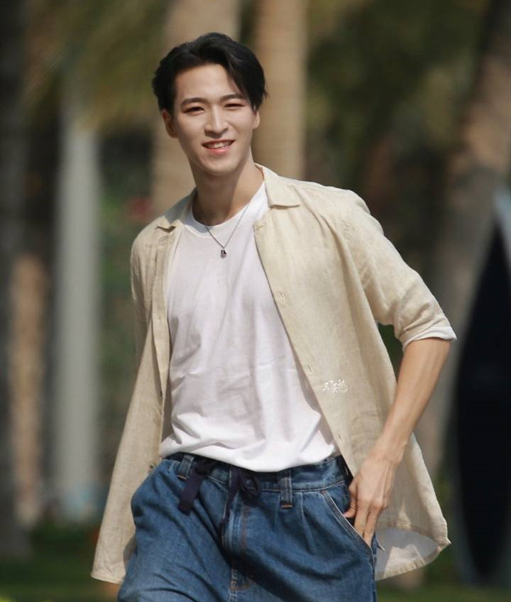 在日常的生活里,赞多又是一副平易近人,还有些喜