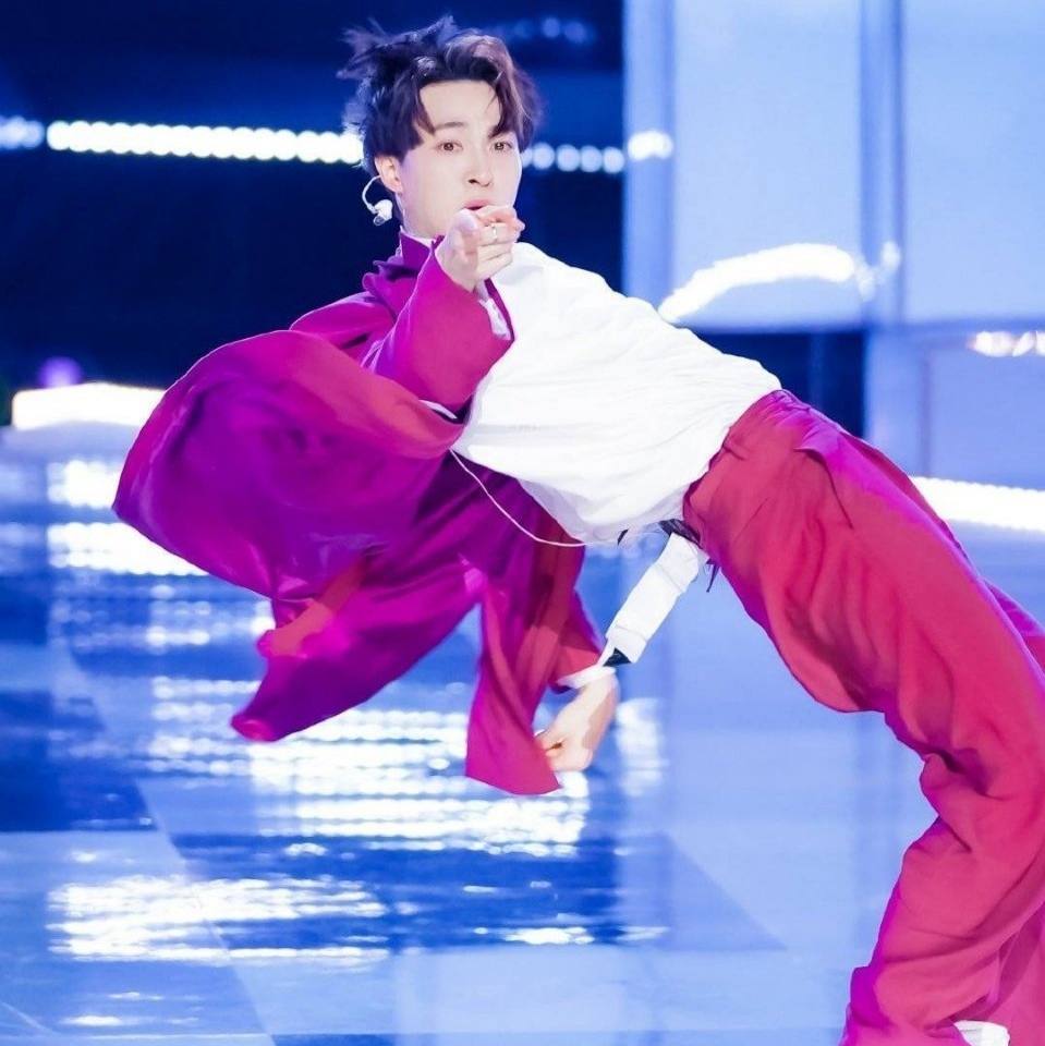 在后半段突然间反转,国际学员的上场将舞台效果拉满.