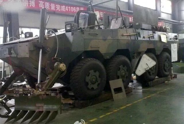 新型轮式装甲扫雷车亮相安装多种扫雷具配合08步战开辟通路