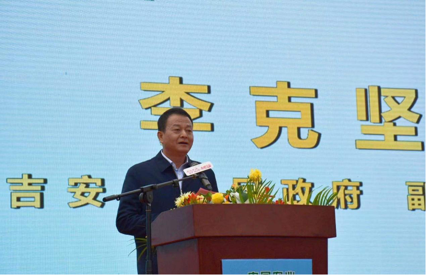 一个江西农民登上舞台中央,参与"中国农业生产托管万里行"!