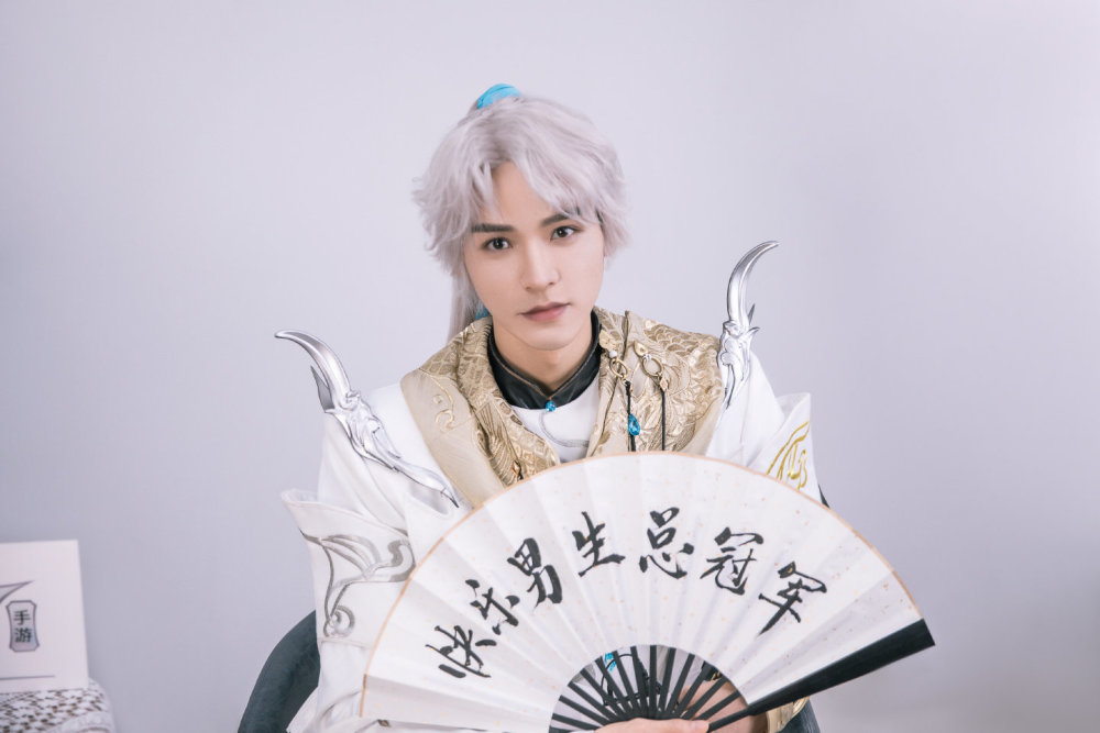 龚俊成天谕手游代言人,直播打游戏被挤出直播间,白发造型十分耐看