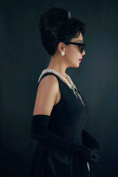 赫本风下的刘嘉玲身穿黑色长裙,佩戴珍珠饰品,梳着复古高盘发,还原度