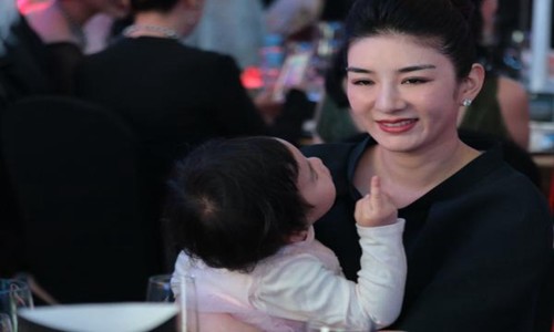 他们之后,黄奕也被拍到带着女儿和里面的嘉宾崔伟一起在高级餐厅吃饭