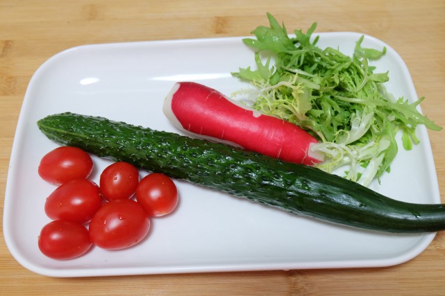 一人食剛剛好,食譜分享|減脂餐|大拌菜|黃瓜|苦苣|蘆筍|油醋汁