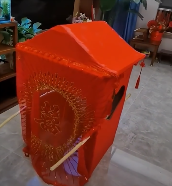 河南幼儿园布置手工作业,孩子爸爸做了2个大红花轿!引网友争议