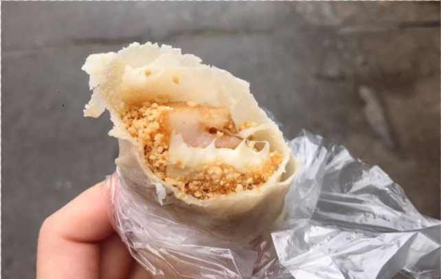 福建74岁大爷路边卖非遗小吃2元1个纯手工做了40年生怕买不到