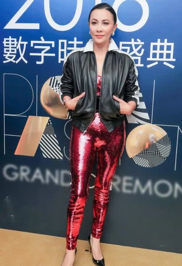 刘嘉玲穿黑皮衣搭红色亮片连体裤亮相某活动,美艳全场太抢镜!