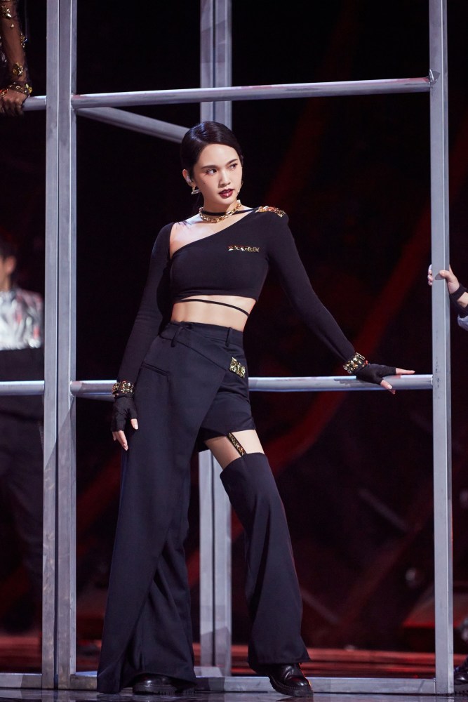 "全能天后"杨丞琳《浪姐2》闪耀终局 批光而战_腾讯新闻