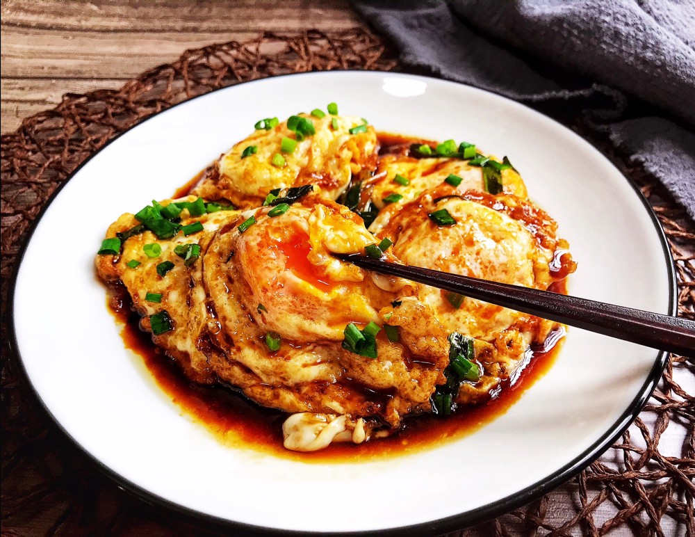 7,最后撒上适量的葱花调味就可以了,这样简单的红烧荷包蛋就做好了.