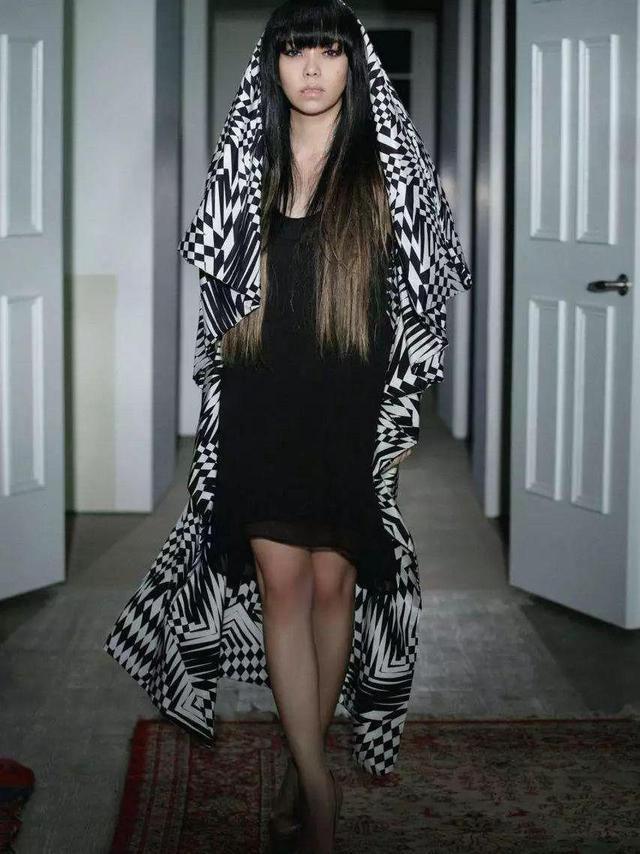 有网友曾在网上上传了一张偶遇张惠妹的照片,照片中的她身材纤细单薄