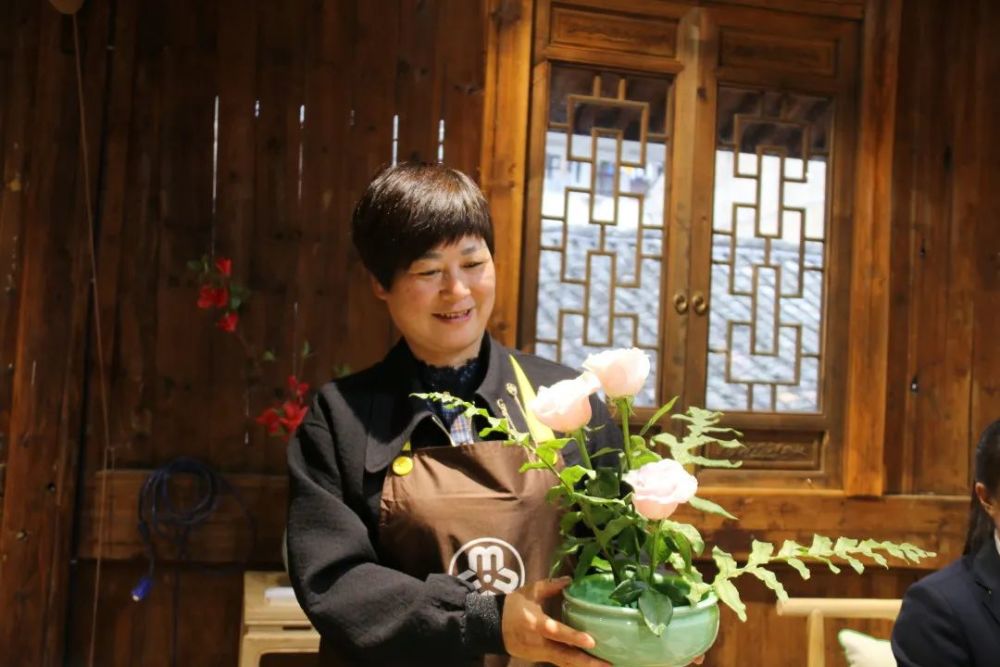 学党史话初心龙泉市妇联开展新任村一肩挑女书记座谈会