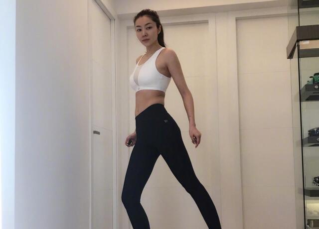 熊黛林晒健身照,肤白貌美大长腿,马甲线抢镜