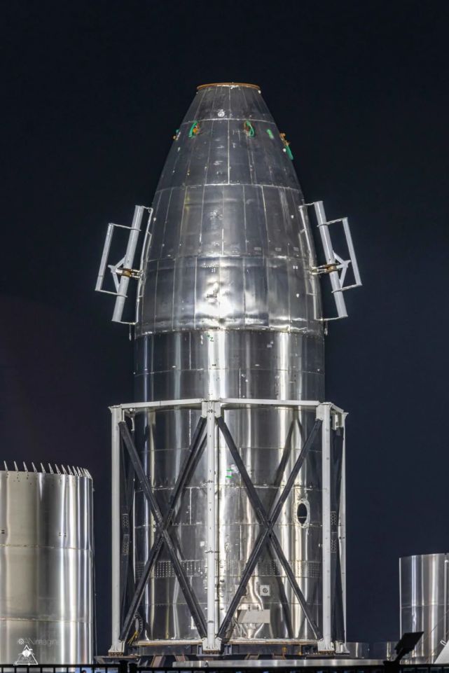 星舰基地建造区最近传来新动向,一款「异形星舰」悄然矗立,从特殊头锥