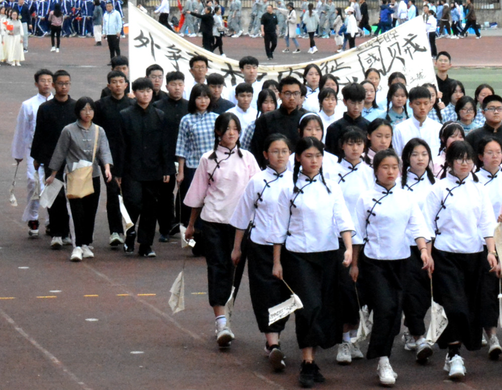 场面壮观广元某中学4千余名学生在操场游行拍客舞台短剧