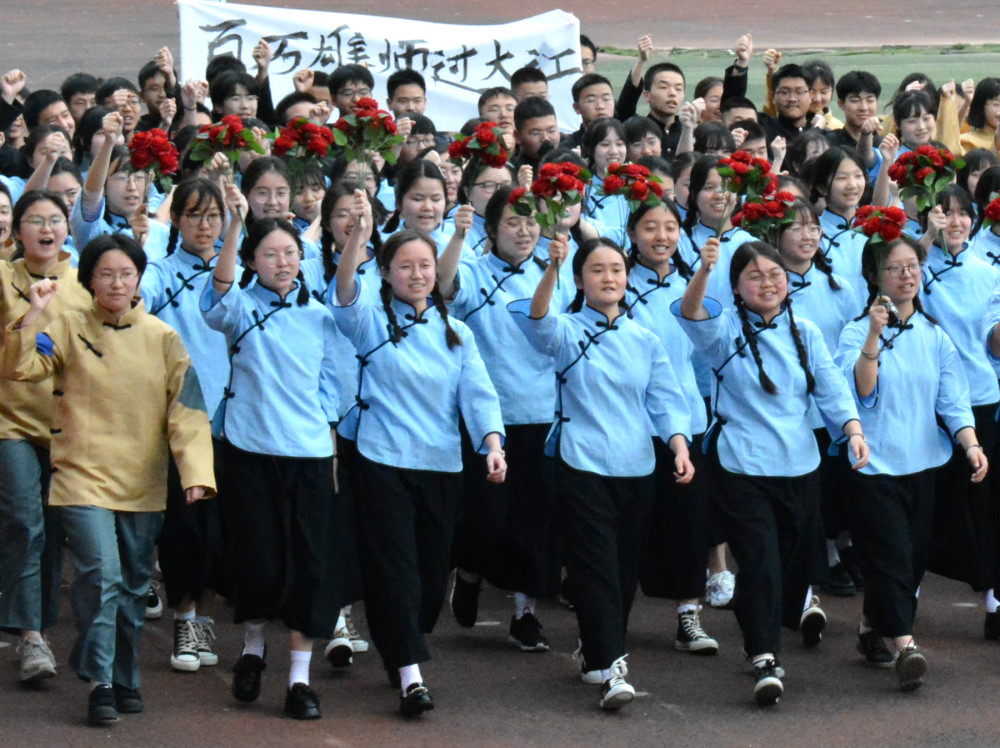 广元某中学4千余名学生在操场游行,拍客:舞台短剧!_腾讯新闻