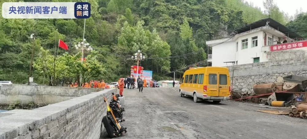 贵州金沙一煤矿发生煤与瓦斯突出事故致7人被困,救援正在进行