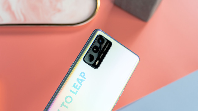 realme首发2000价位曲面屏 网友:价格无法拒绝