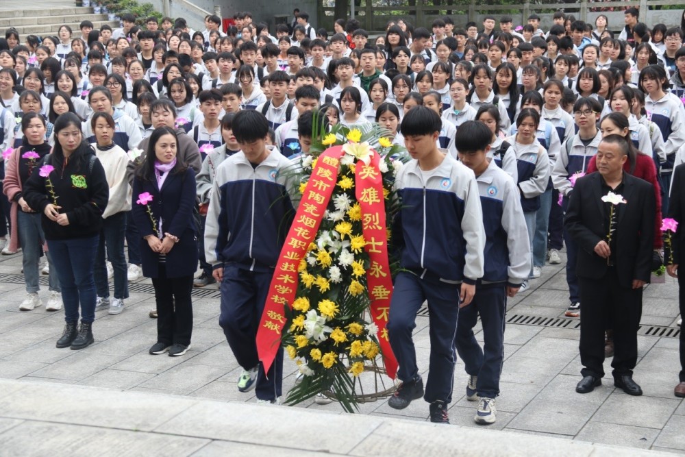 醴陵市陶瓷烟花职业技术学校4月1日,醴陵四中师生代表35人来到西山陈