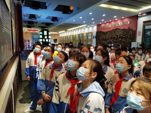 4月2日,狮子坡小学组织学校150名少先队员前往醴陵革命烈士陵园开展"