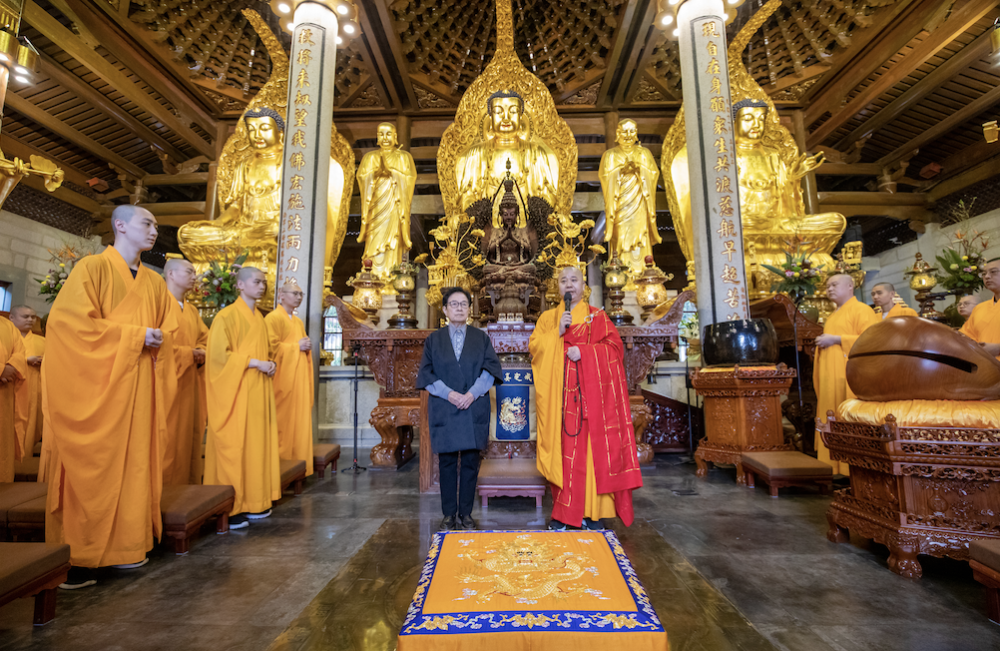 在南普陀寺大雄寶殿舉行莊嚴的交接儀式,南普陀寺書記宗鑠法師主持