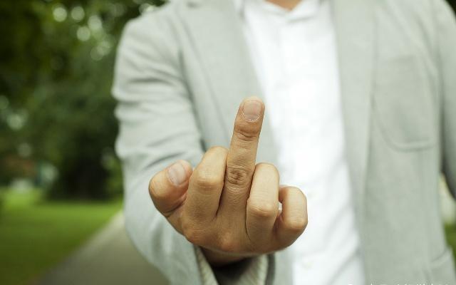 "竖个中指"测测肝,如果没有这3个情况,那说明你的肝脏还不错