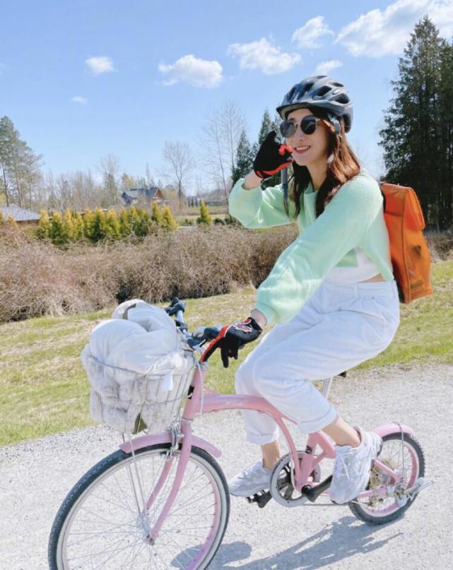 陈赫前妻与男友骑单车出行许婧樱花树下自拍难掩满脸幸福笑容