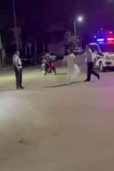 女子打骂民警被一招制服!