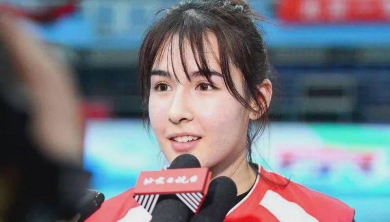 一人轰动了整个篮球圈!99年阿迪娜美得不可方物,喝水都那么迷人