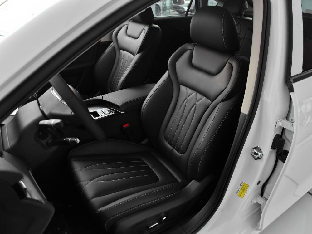 掀背尾门更能装动力油耗都出色实拍奔腾b70