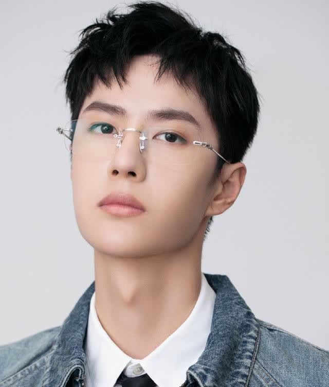 王一博又戴眼镜啦!一身装扮文质彬彬,雅痞范的模样许久未见_腾讯新闻