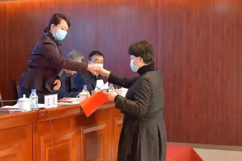 直属单位负责人向党组书记,局长蒋杰递交了党风廉政建设工作责任书.